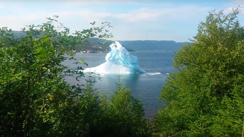 Παγόβουνο διαλύεται με εκκωφαντικούς θορύβους και μεγάλα κύματα στις ακτές του Καναδά [βίντεο]